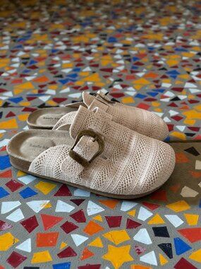 HAUTE HIPPIE Cream Knit Clogs Flats Slides Size 7.5